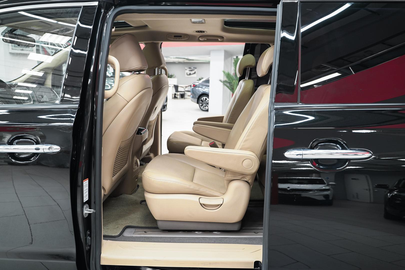Kia Carnival 2015, черный, ДЦ Орехово
