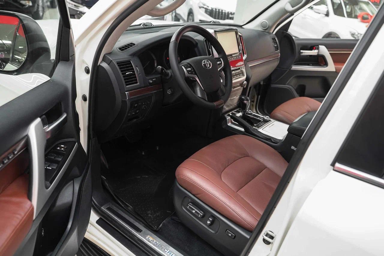 Toyota Land Cruiser 2015, белый, ДЦ Орехово
