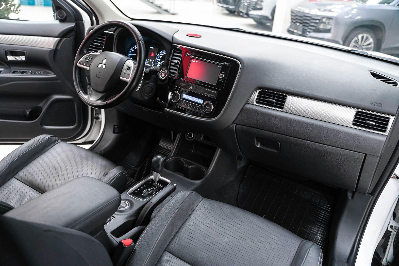 Mitsubishi Outlander 2014, белый, ДЦ Орехово