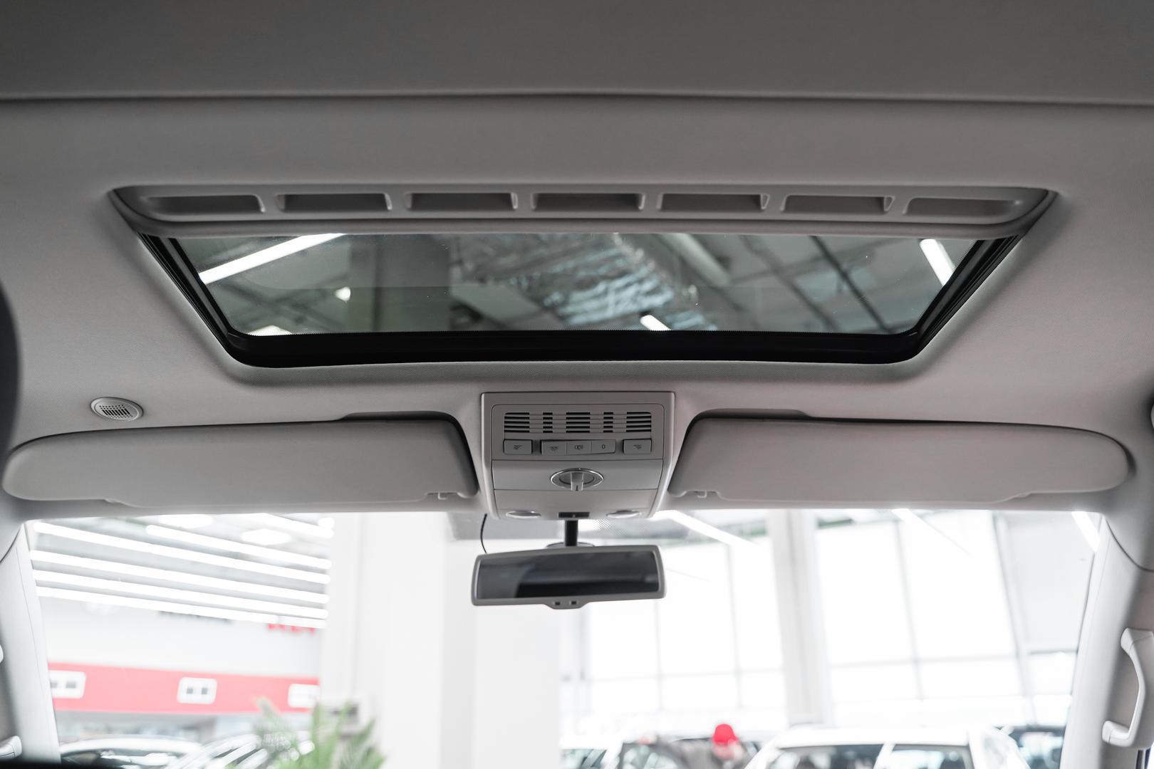 Volkswagen Multivan 2010, белый, ДЦ Орехово