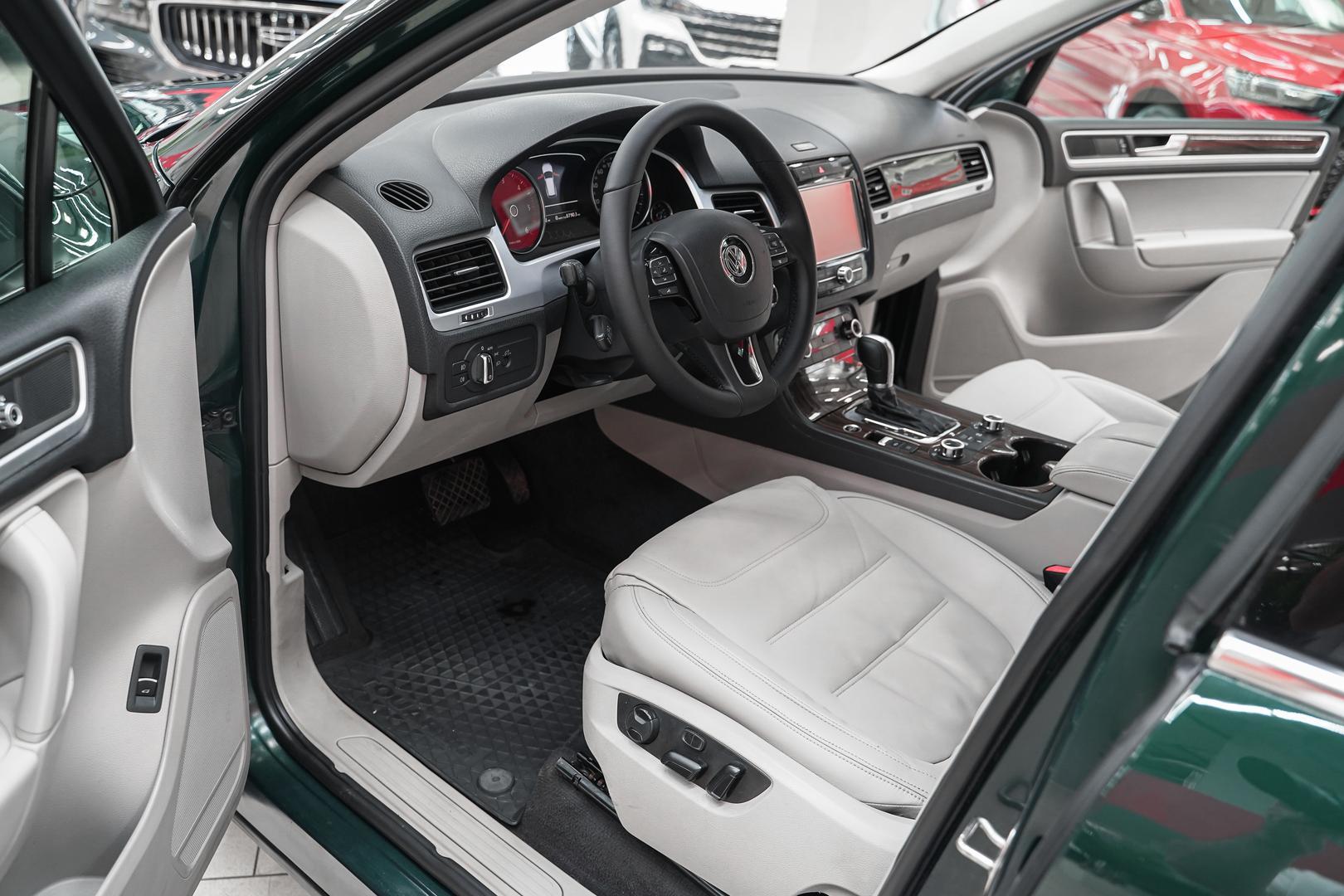 Volkswagen Touareg 2011, зеленый, ДЦ Орехово