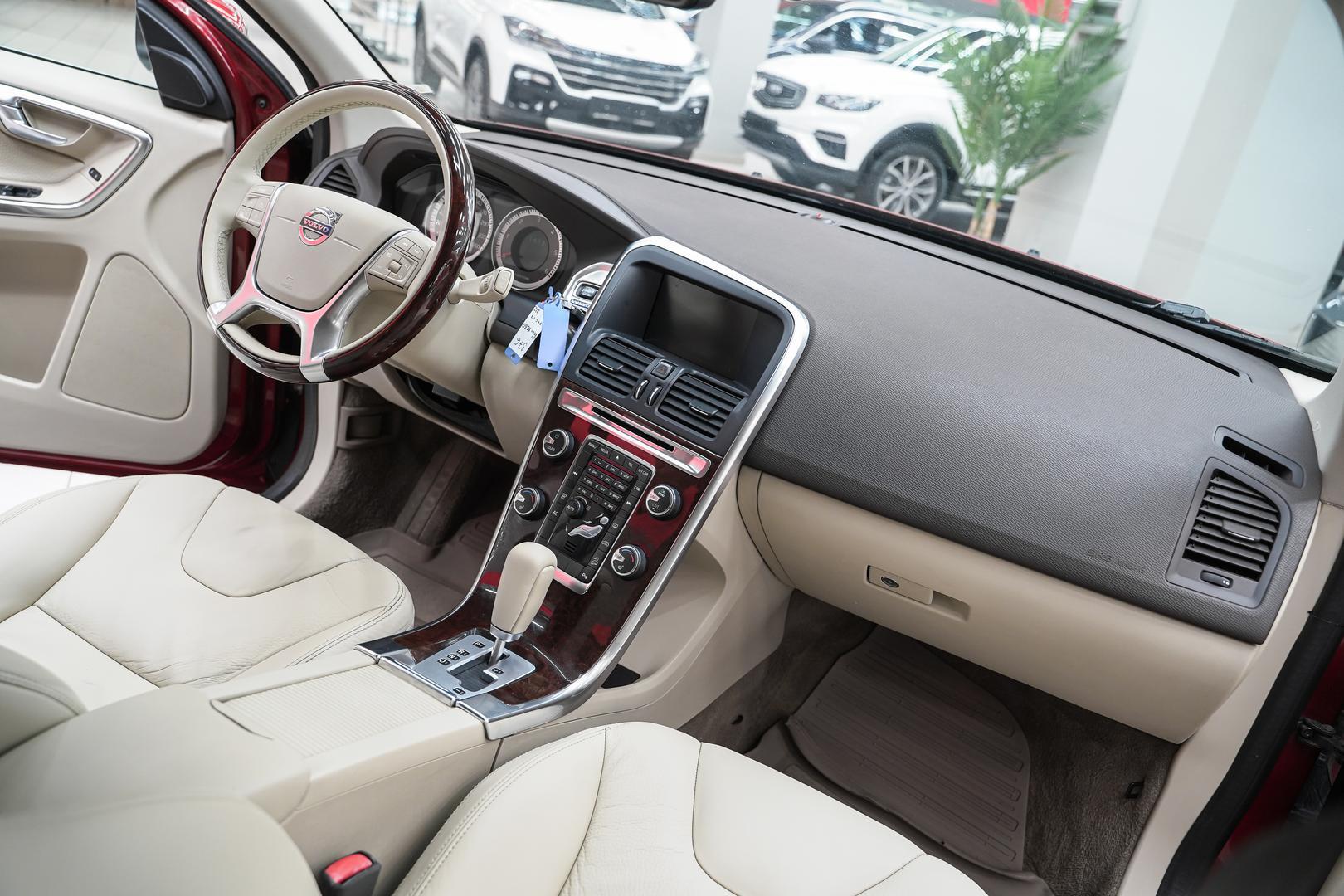Volvo XC60 2011, красный, ДЦ Орехово