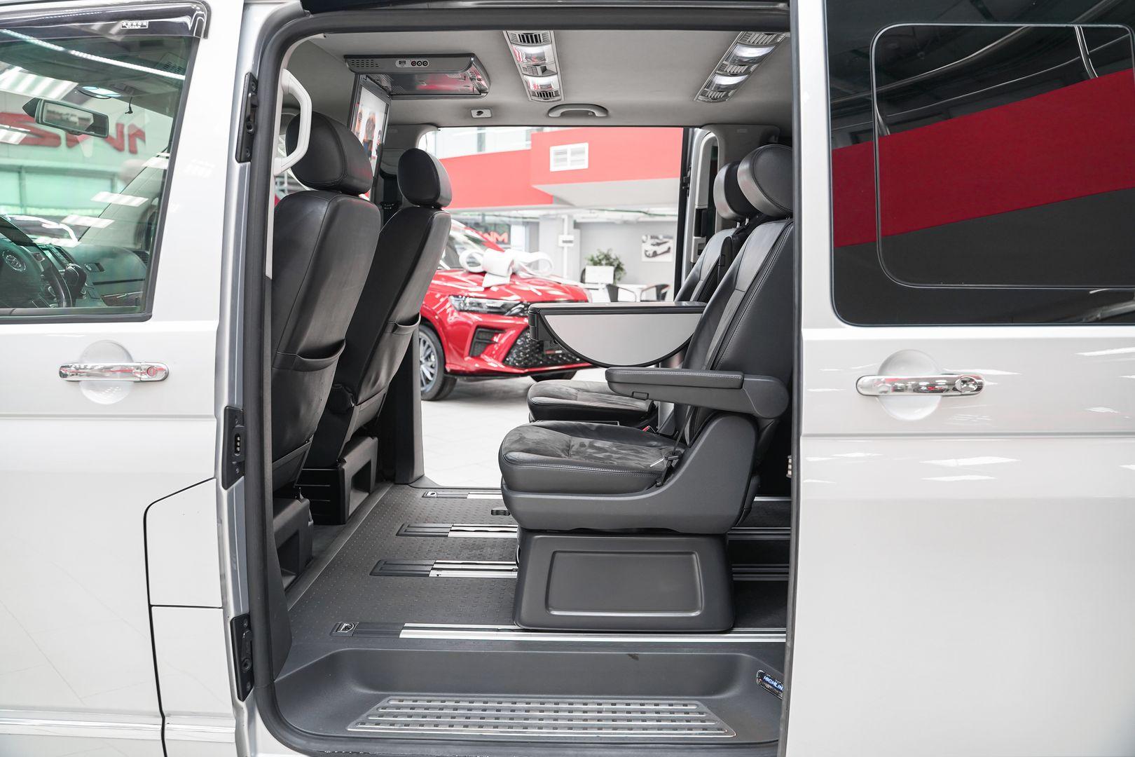Volkswagen Multivan 2012, серебряный, ДЦ Орехово