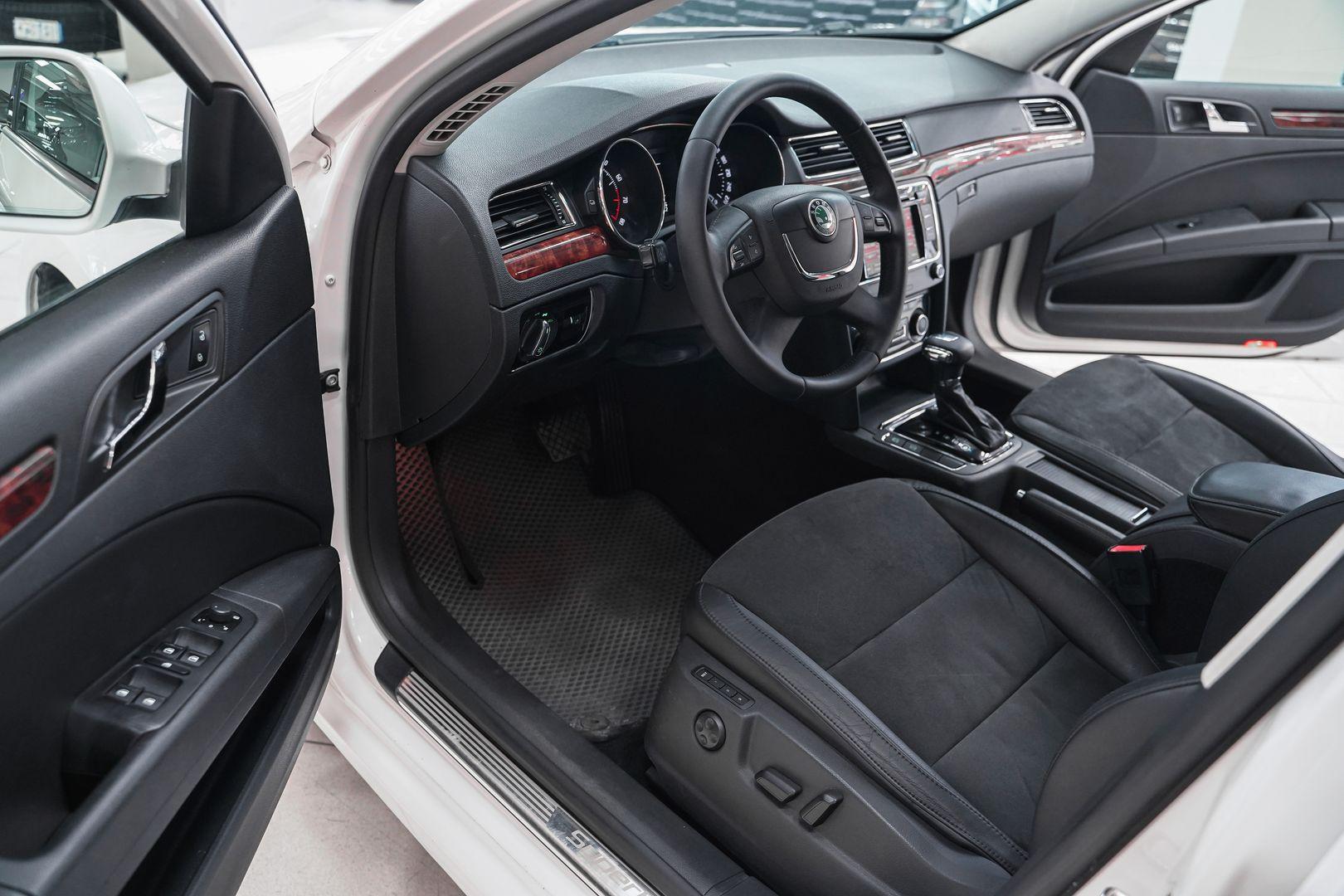 Skoda Superb 2011, белый, ДЦ Орехово