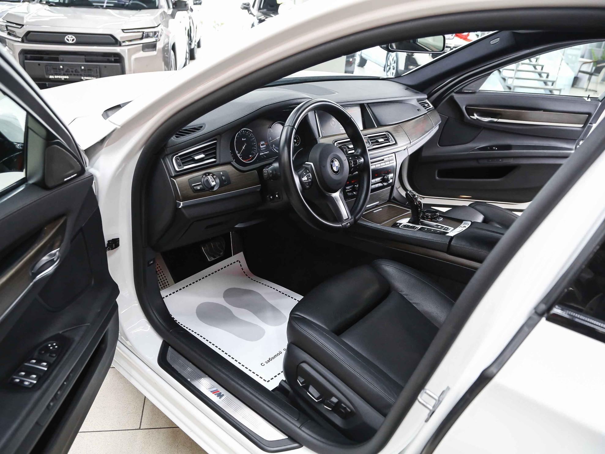 BMW 7 серии 2014, белый, ДЦ Орехово