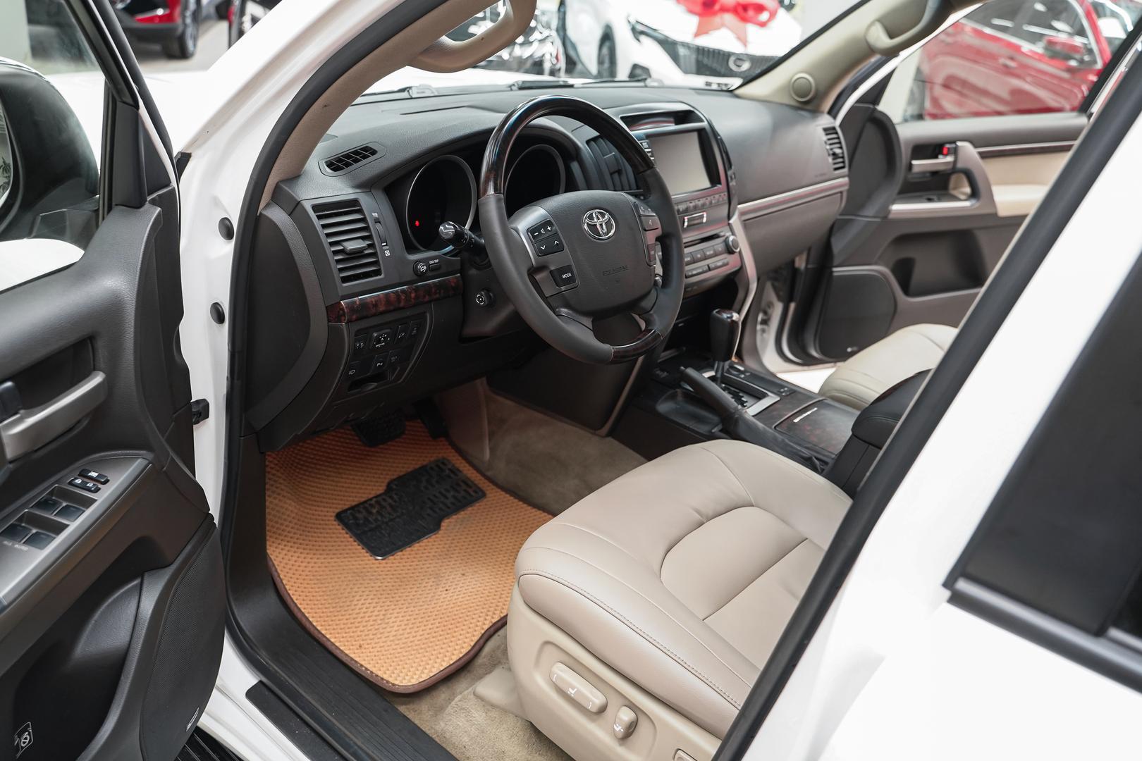 Toyota Land Cruiser 2011, белый, ДЦ Орехово