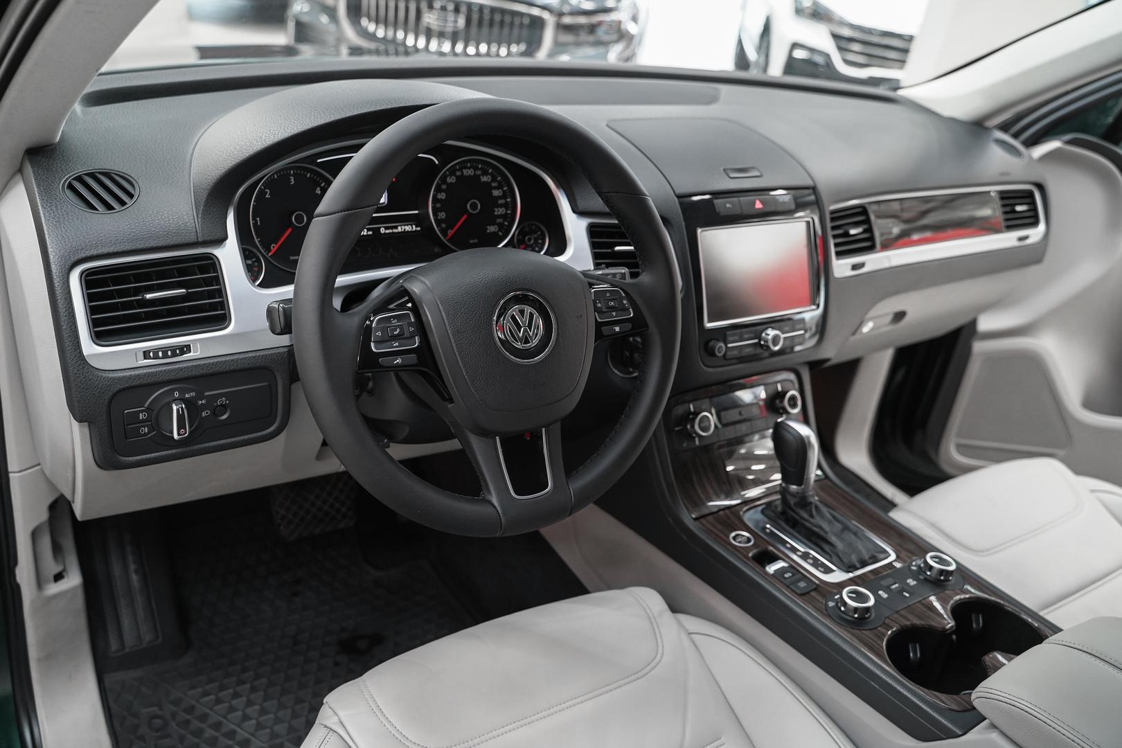 Volkswagen Touareg 2011, зеленый, ДЦ Орехово