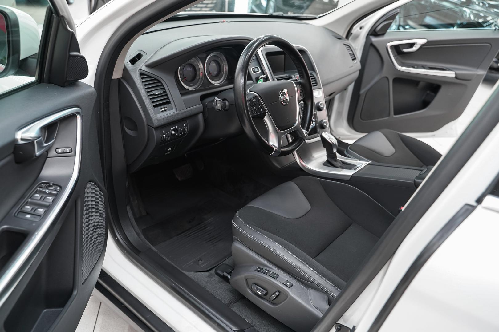 Volvo XC60 2012, белый, ДЦ Орехово