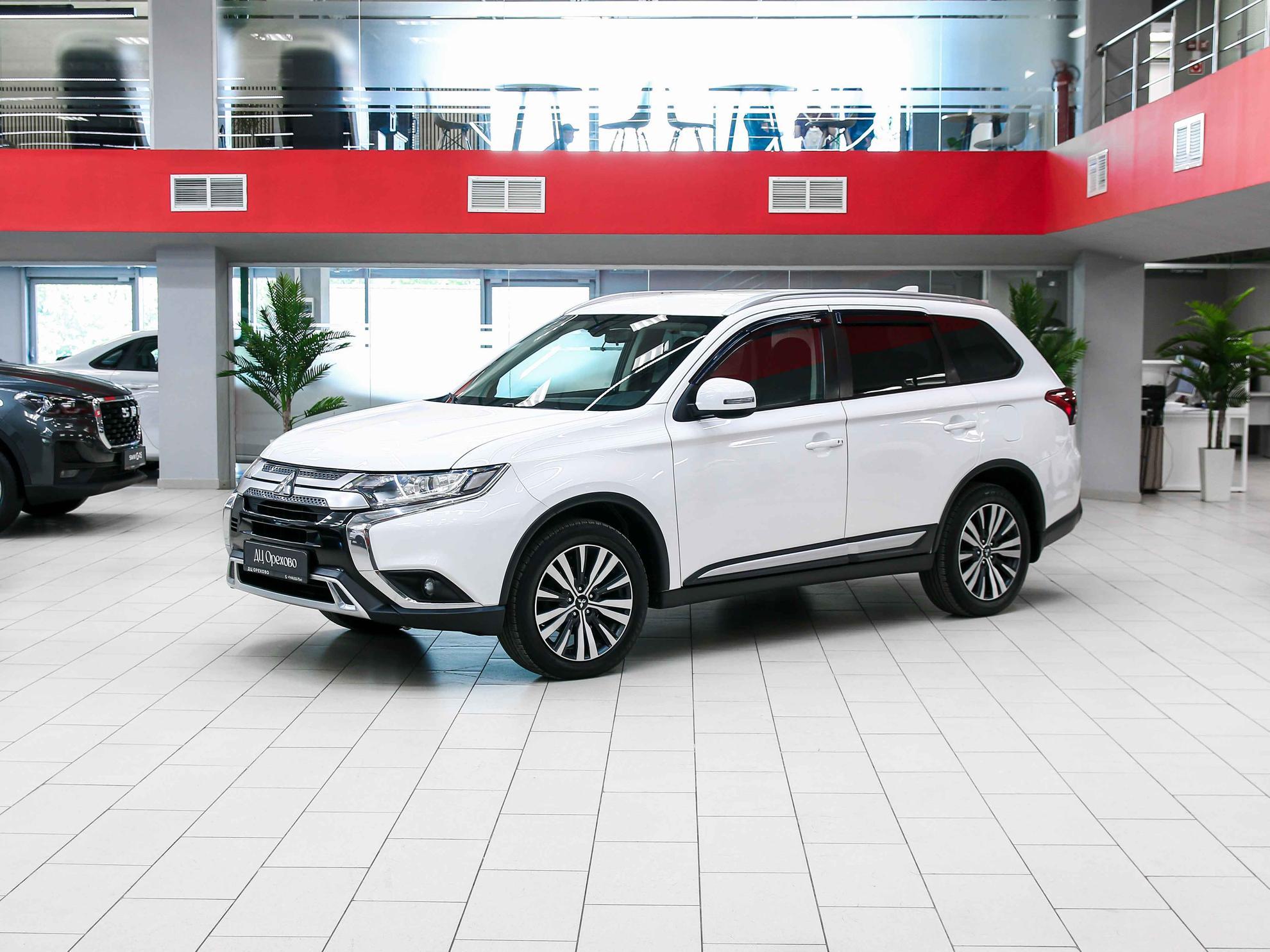 Mitsubishi Outlander 2019, белый, ДЦ Орехово