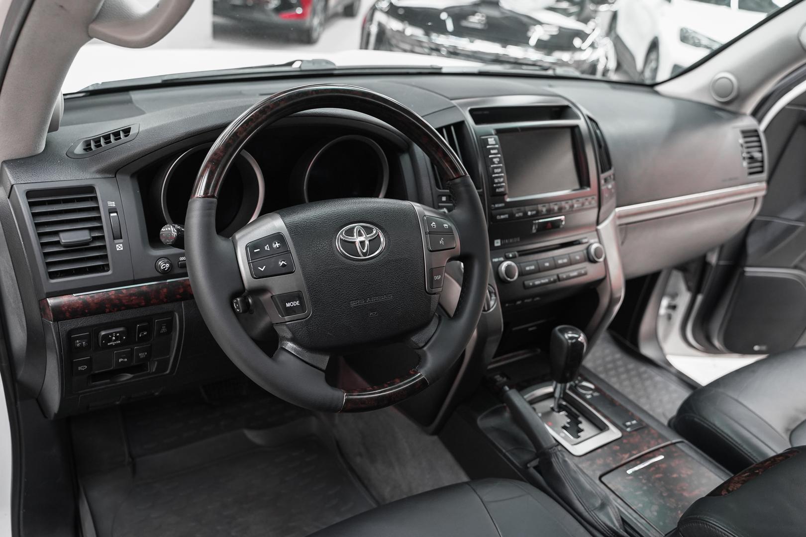 Toyota Land Cruiser 2011, белый, ДЦ Орехово