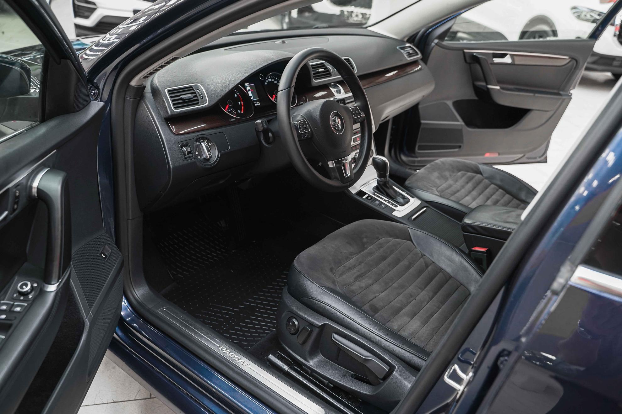 Volkswagen Passat 2014, синий, ДЦ Орехово
