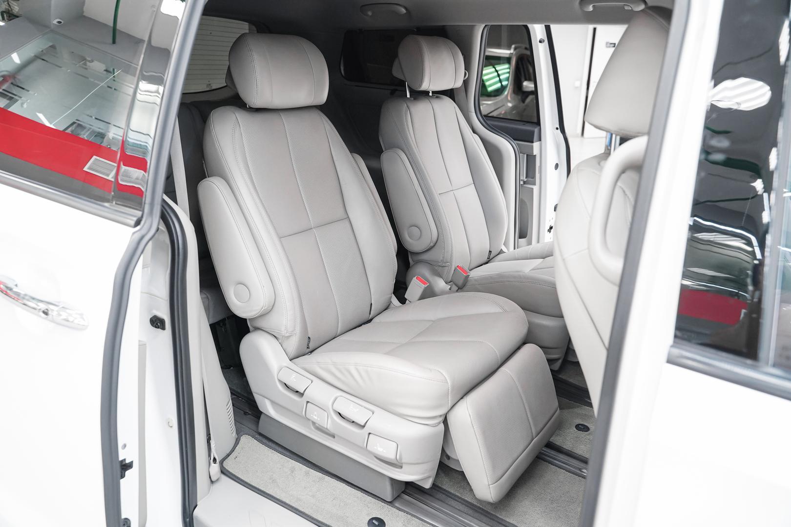 Kia Carnival 2018, белый, ДЦ Орехово