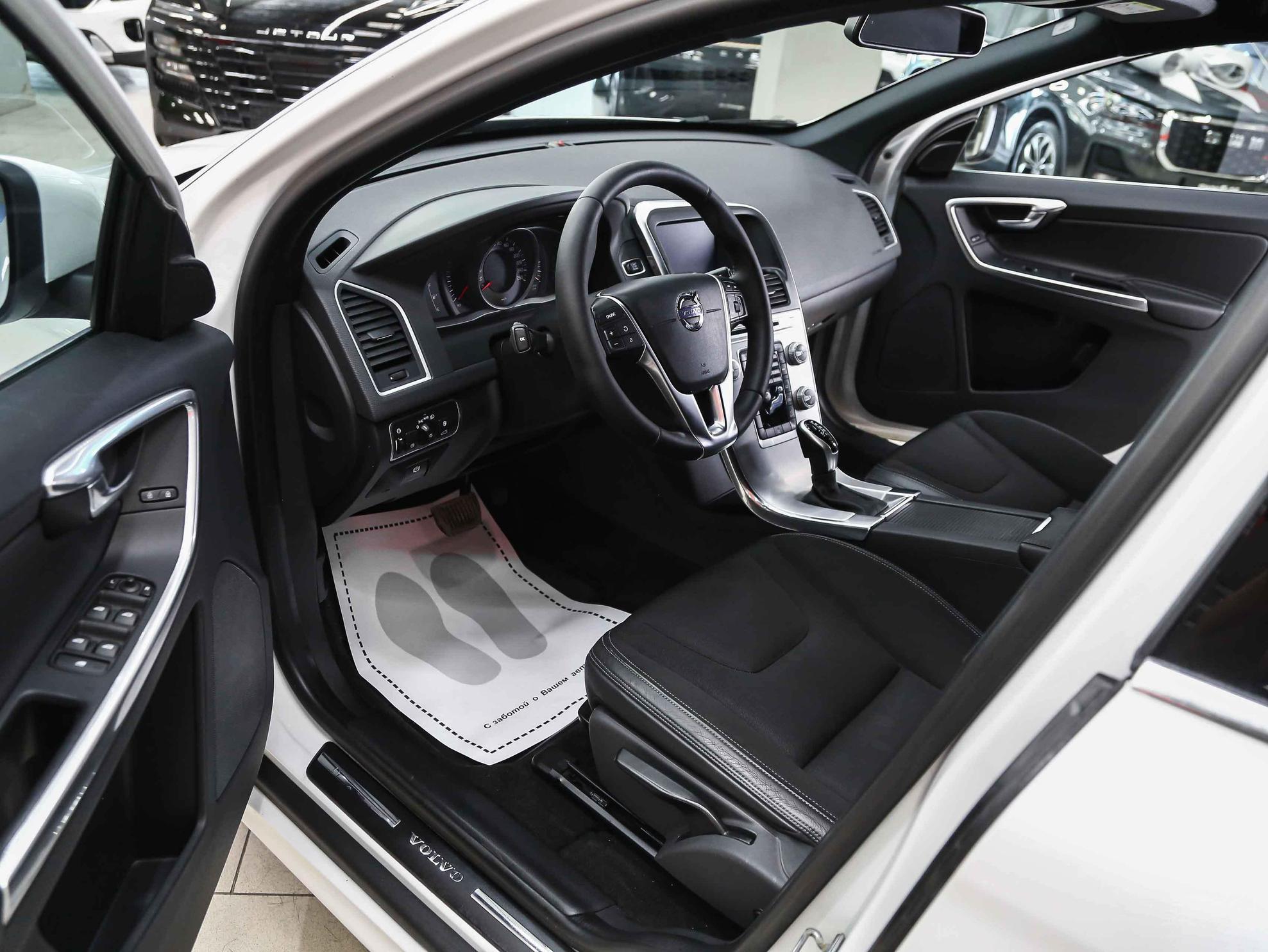 Volvo XC60 2017, белый, ДЦ Орехово