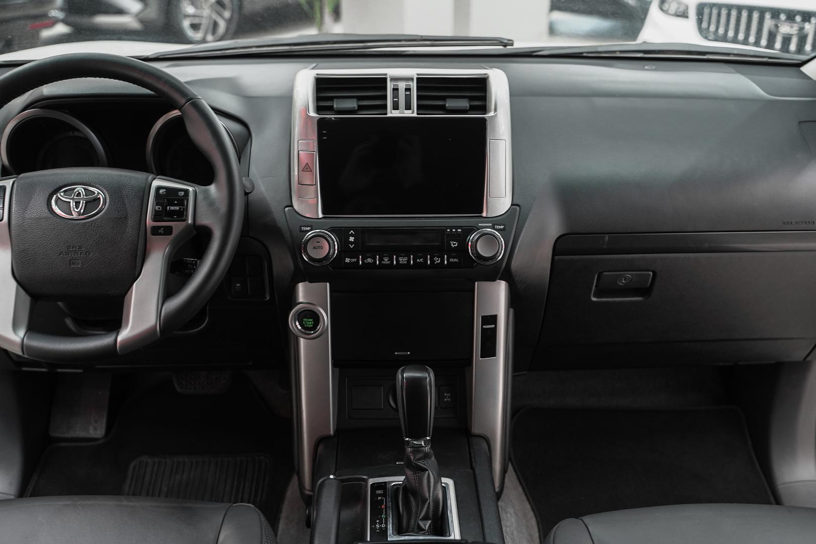 Toyota Land Cruiser Prado 2012, белый, ДЦ Орехово