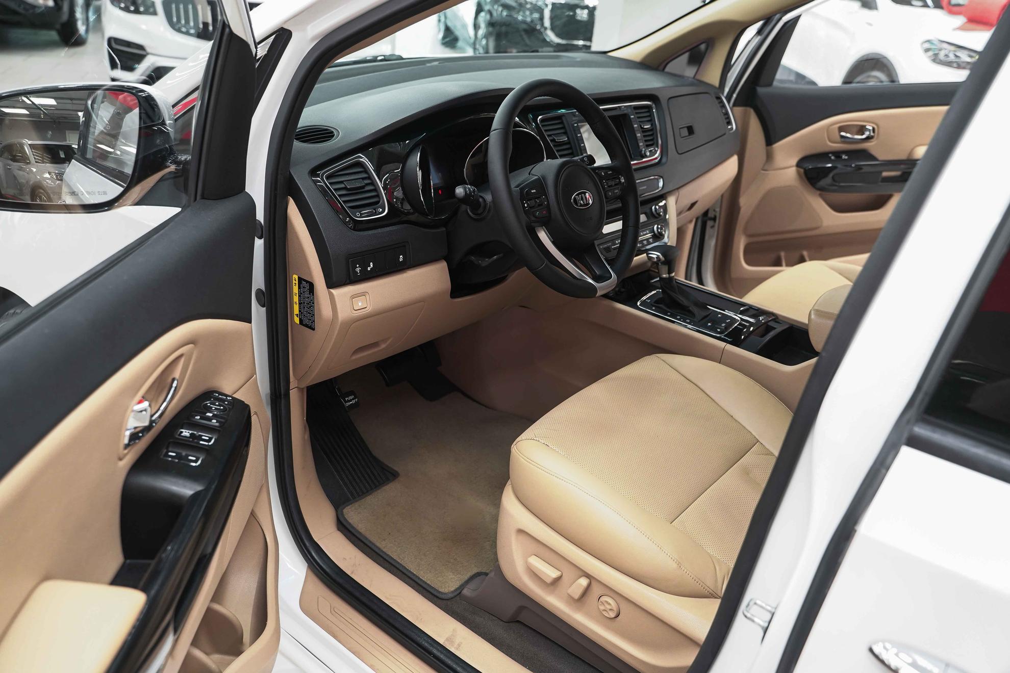 Kia Carnival 2018, белый, ДЦ Орехово