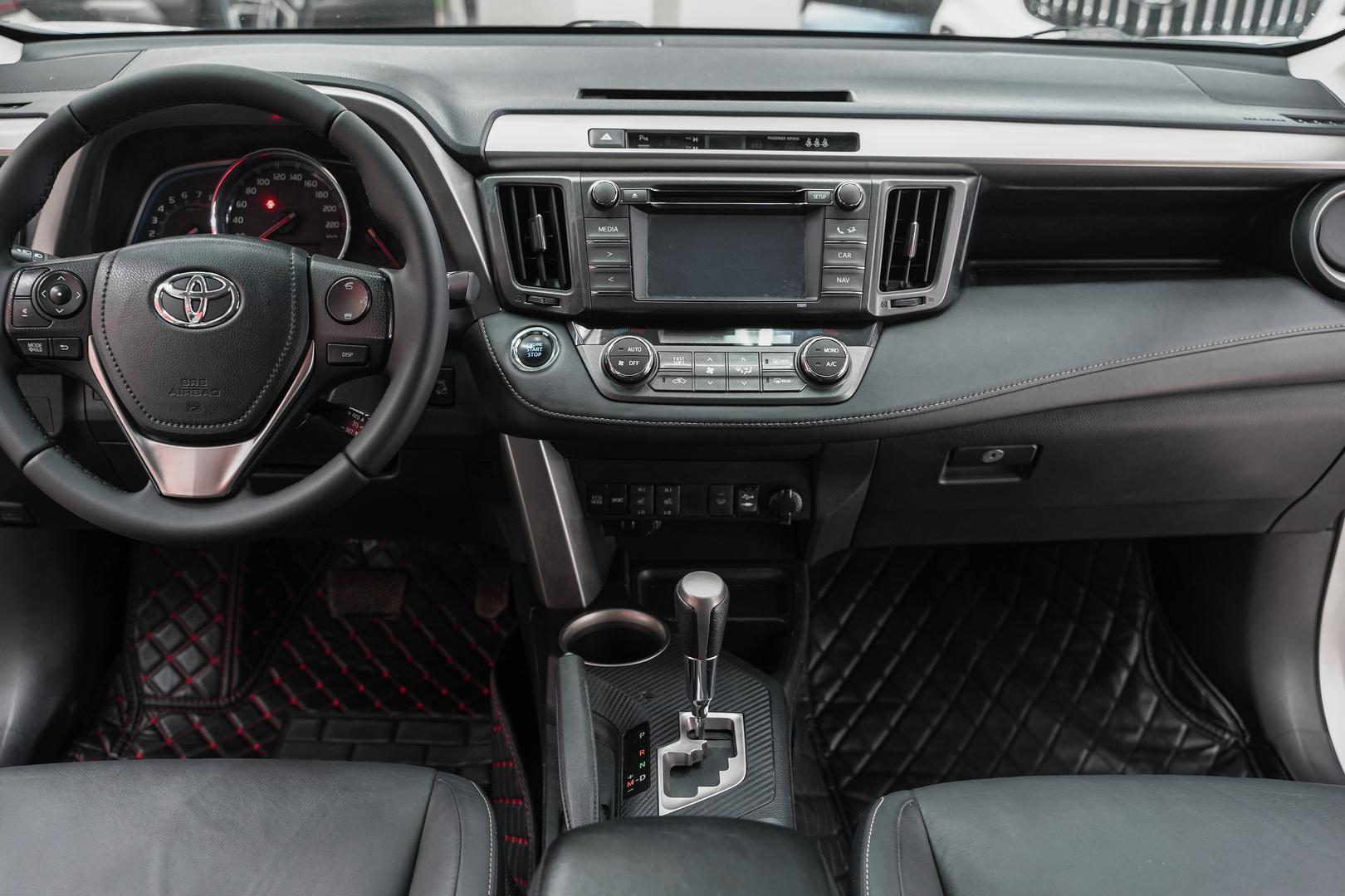 Toyota RAV4 2015, серебряный, ДЦ Орехово
