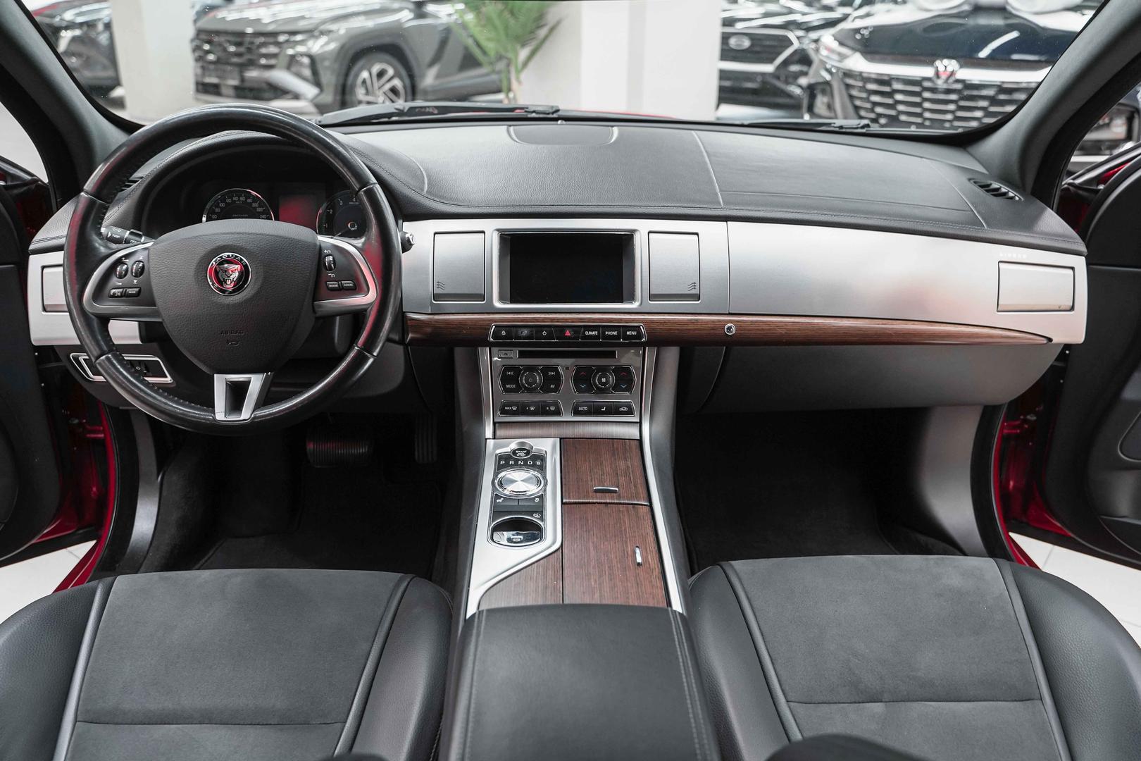 Jaguar XF 2014, красный, ДЦ Орехово