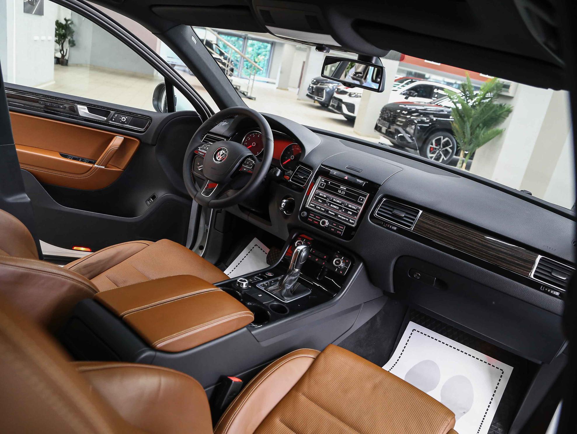 Volkswagen Touareg 2013, белый, ДЦ Орехово