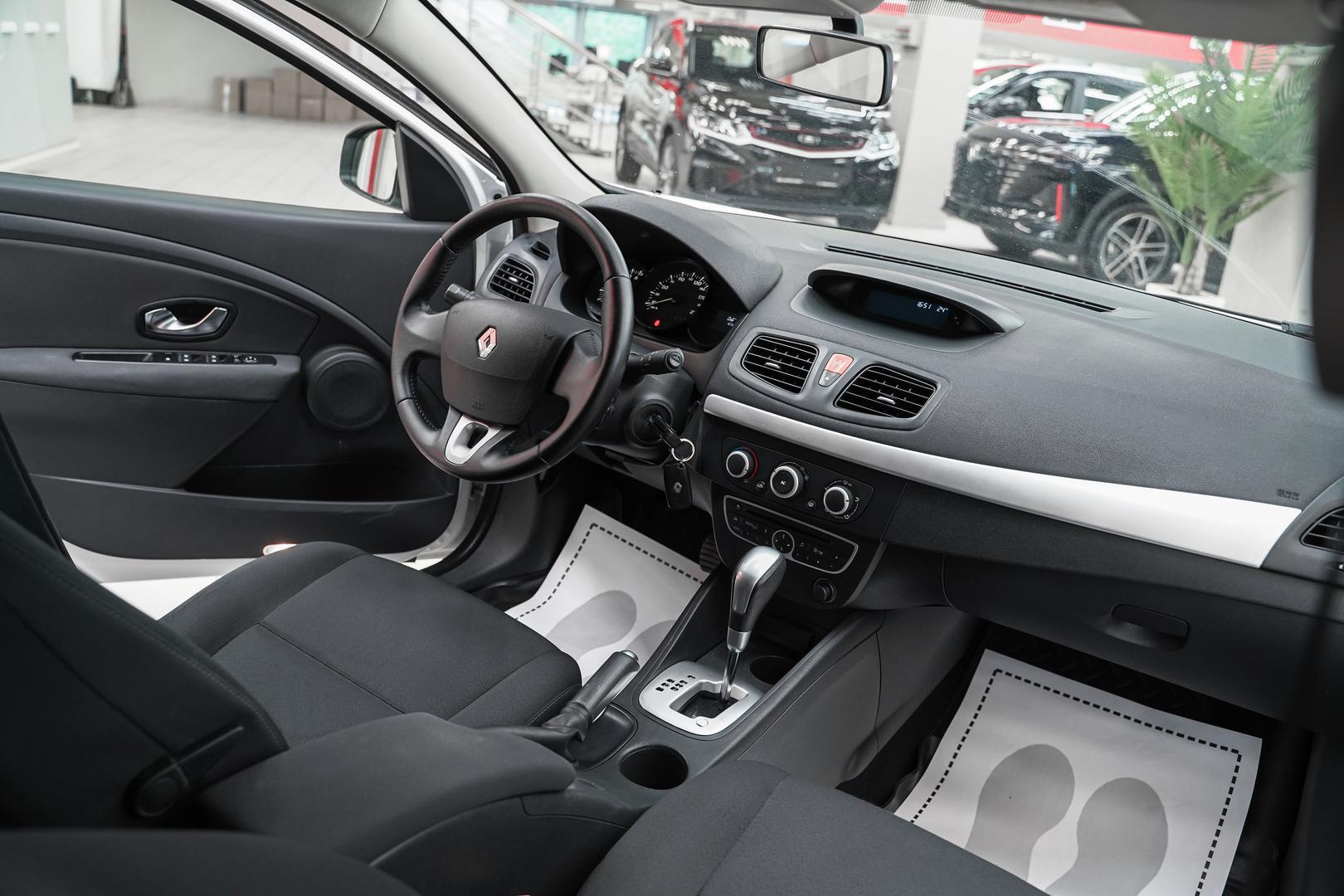 Renault Fluence 2011, белый, ДЦ Орехово