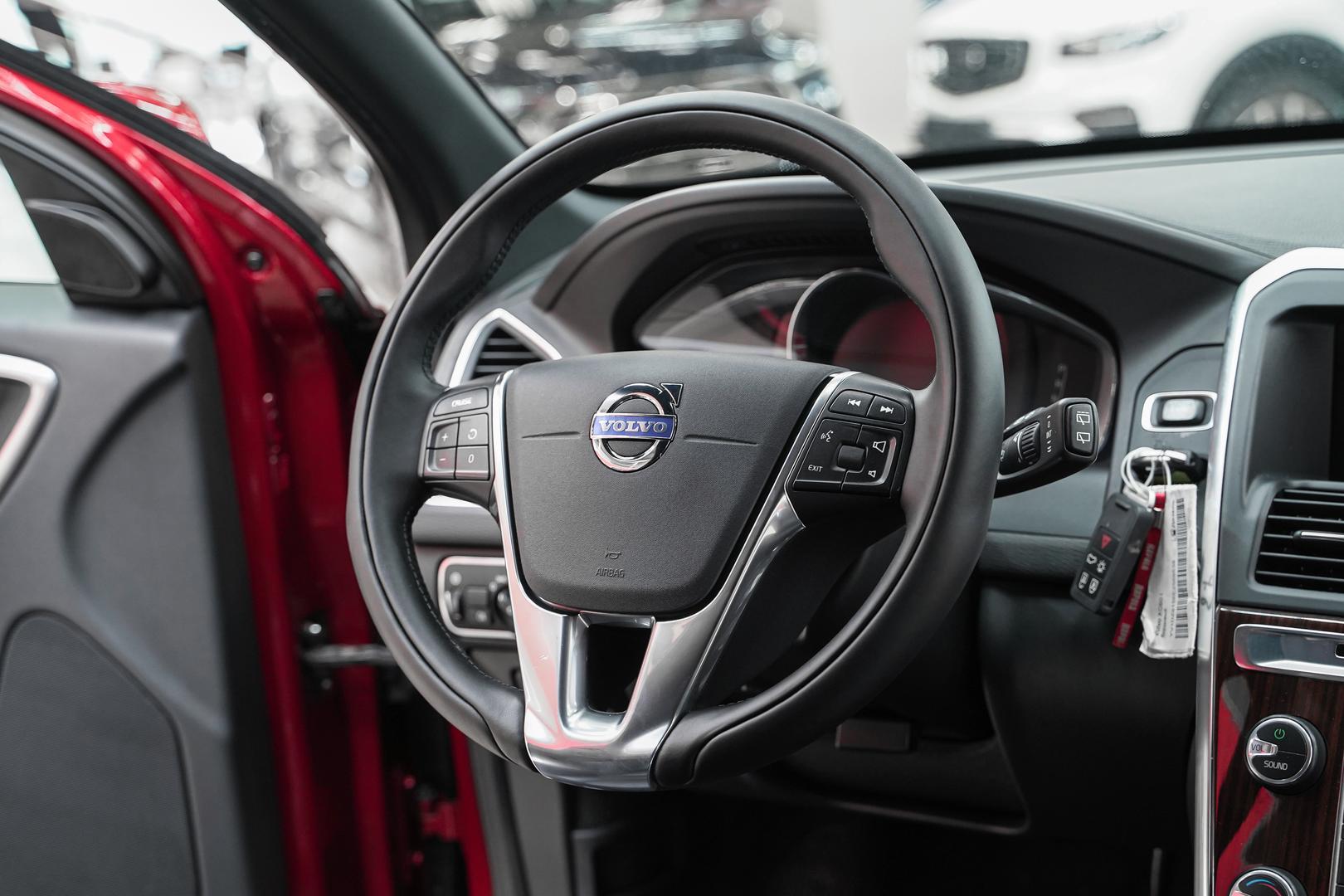 Volvo XC60 2013, красный, ДЦ Орехово