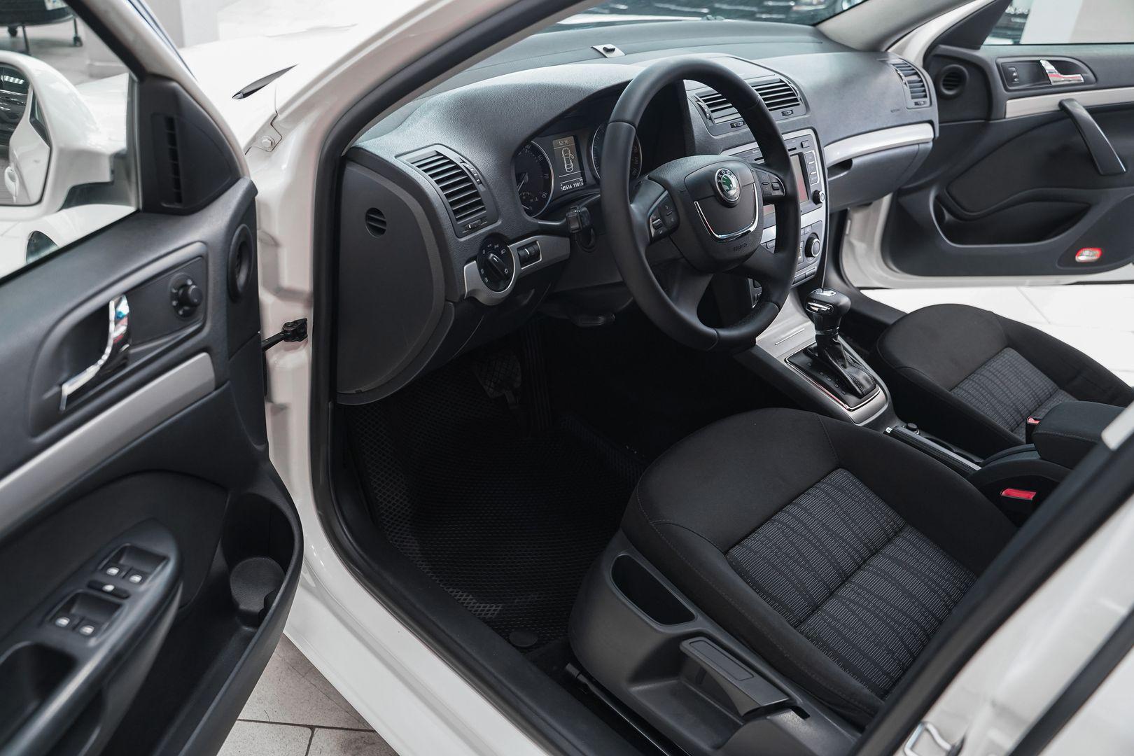 Skoda Octavia 2011, белый, ДЦ Орехово