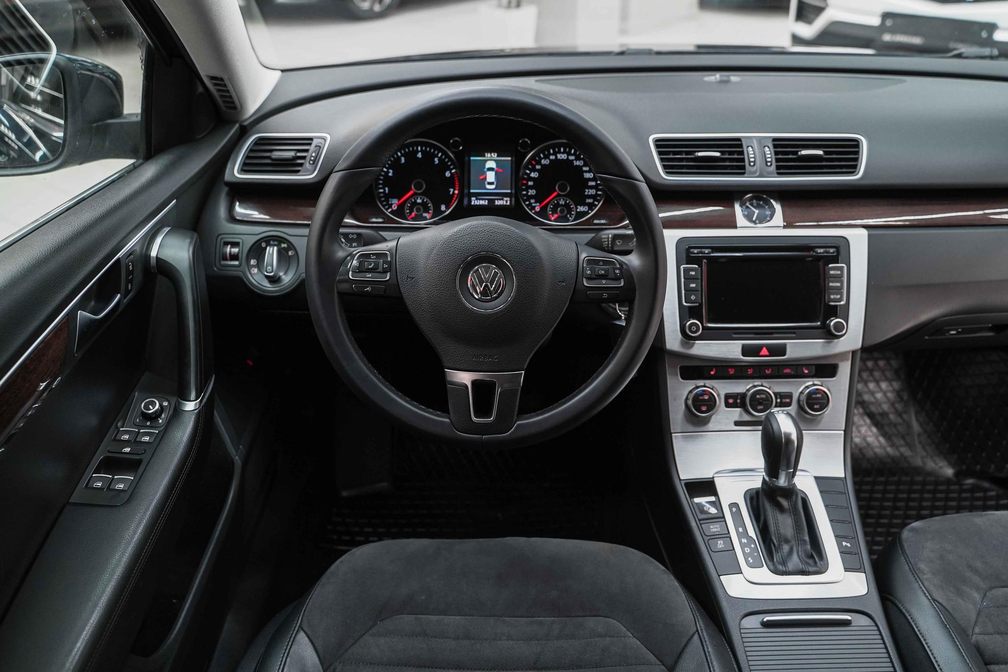 Volkswagen Passat 2014, синий, ДЦ Орехово