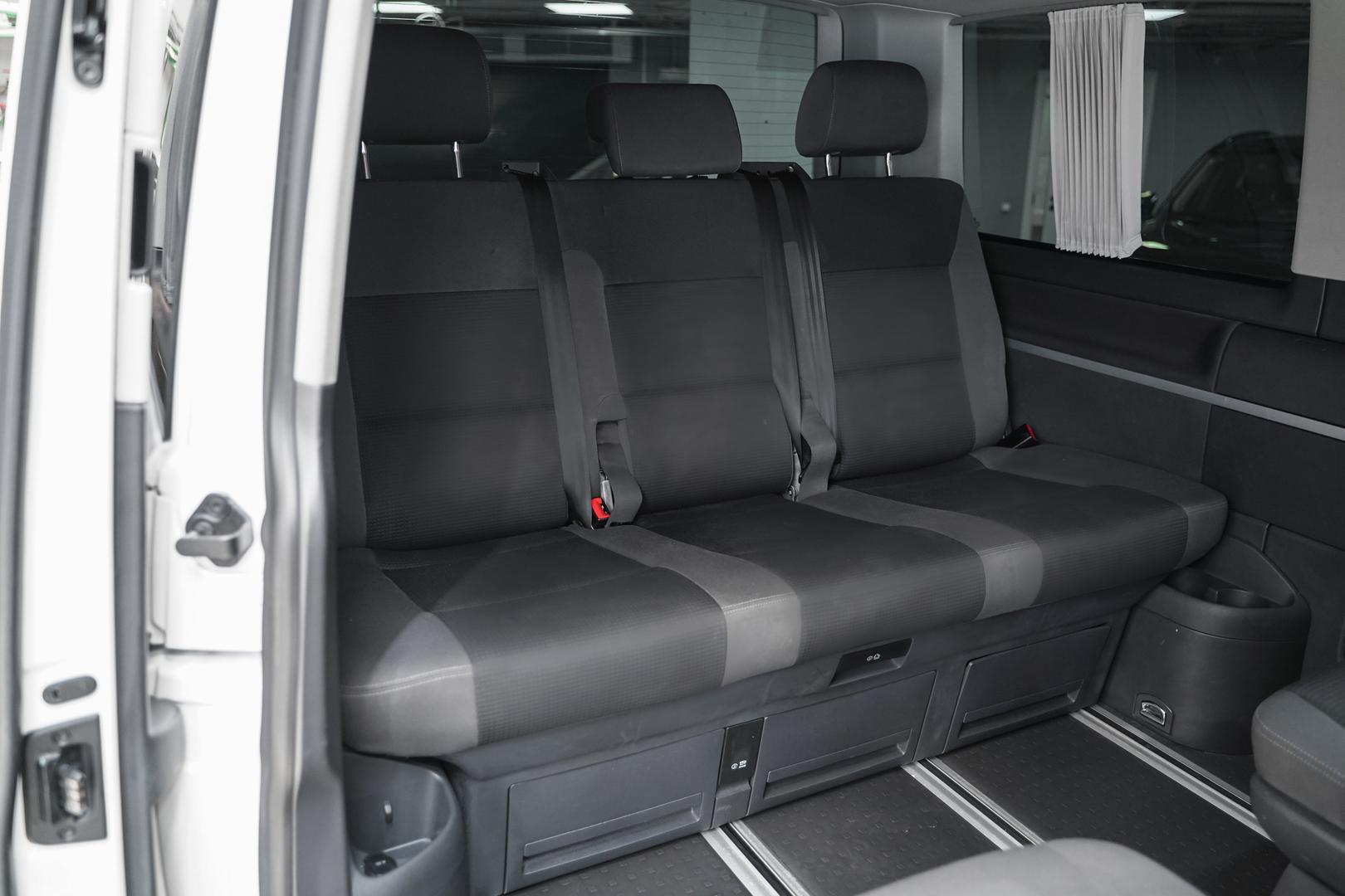 Volkswagen Multivan 2010, белый, ДЦ Орехово