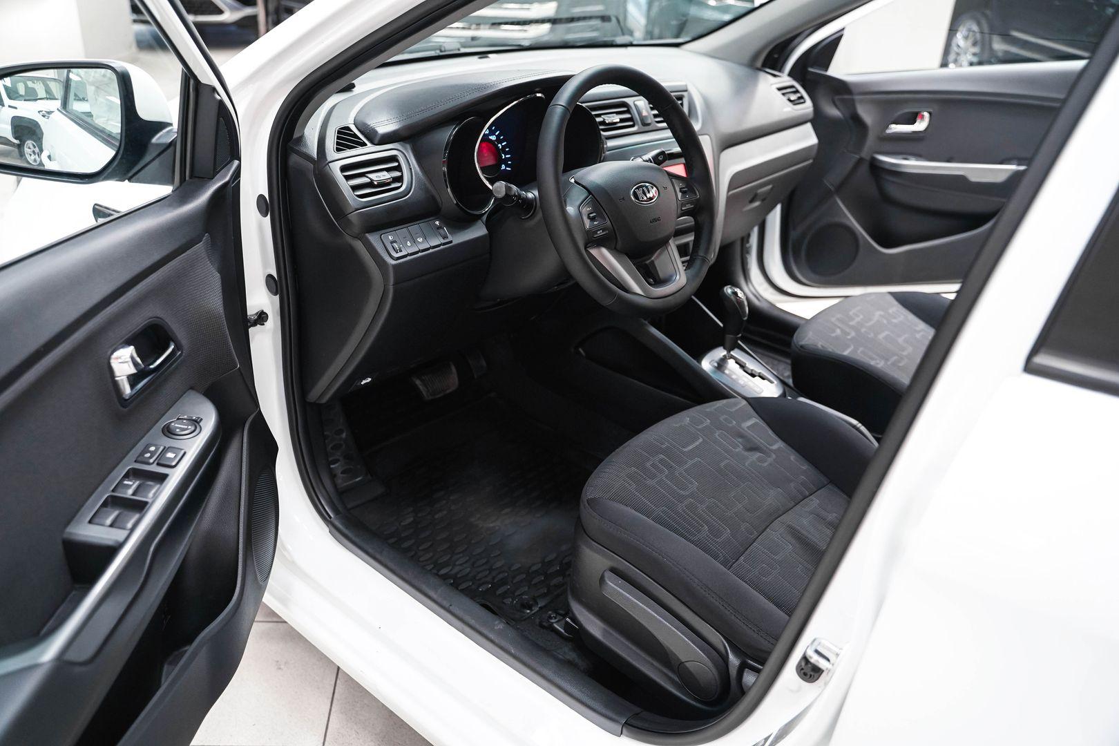 Kia Rio 2013, белый, ДЦ Орехово