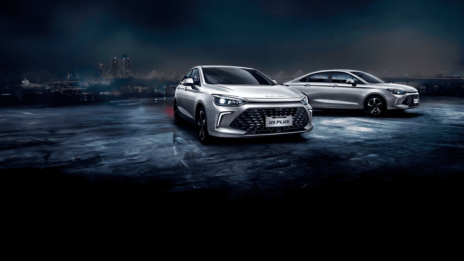 BAIC U5 Plus серебристый и белый на ночной набережной