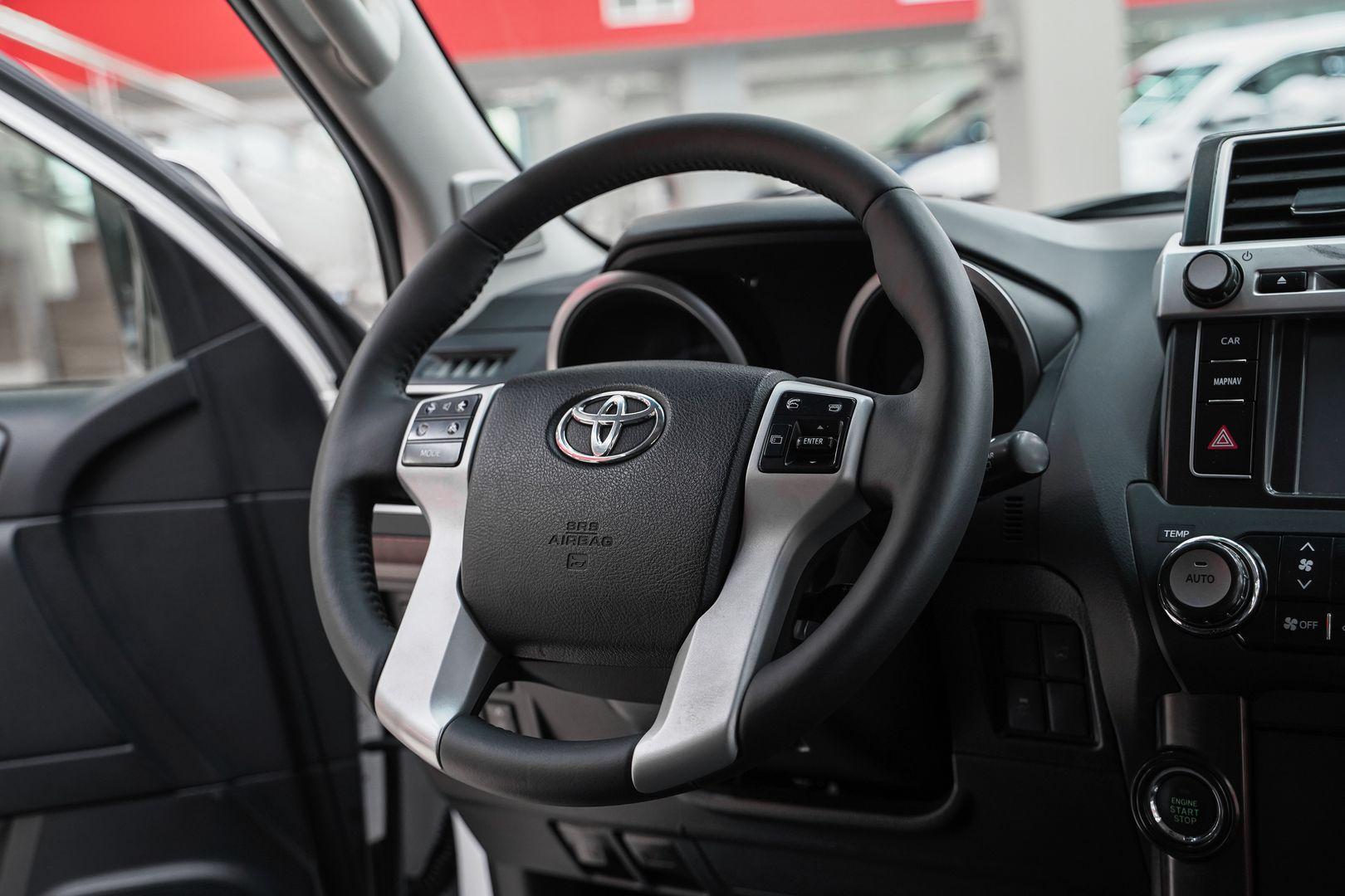 Toyota Land Cruiser Prado 2014, белый, ДЦ Орехово
