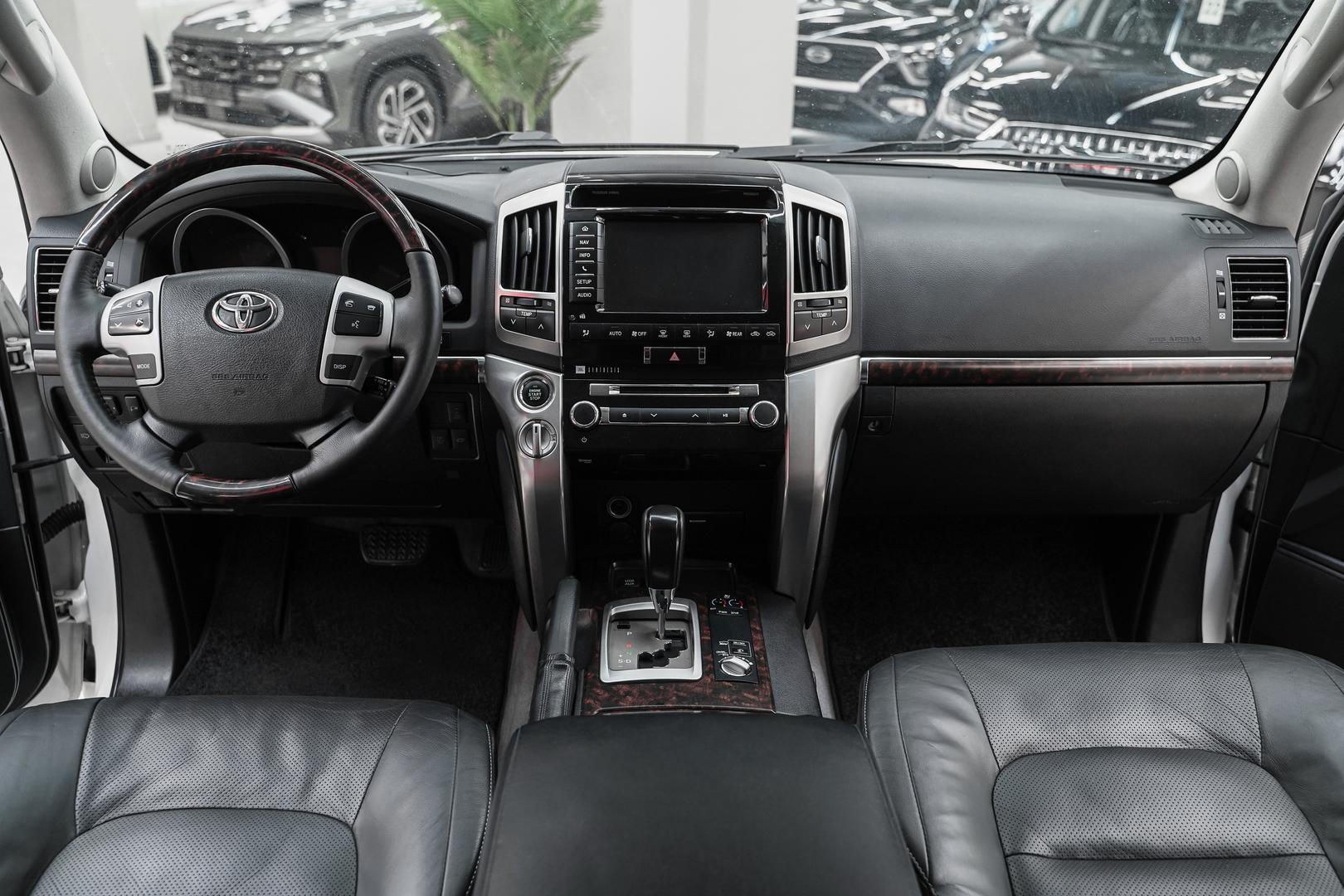 Toyota Land Cruiser 2012, белый, ДЦ Орехово