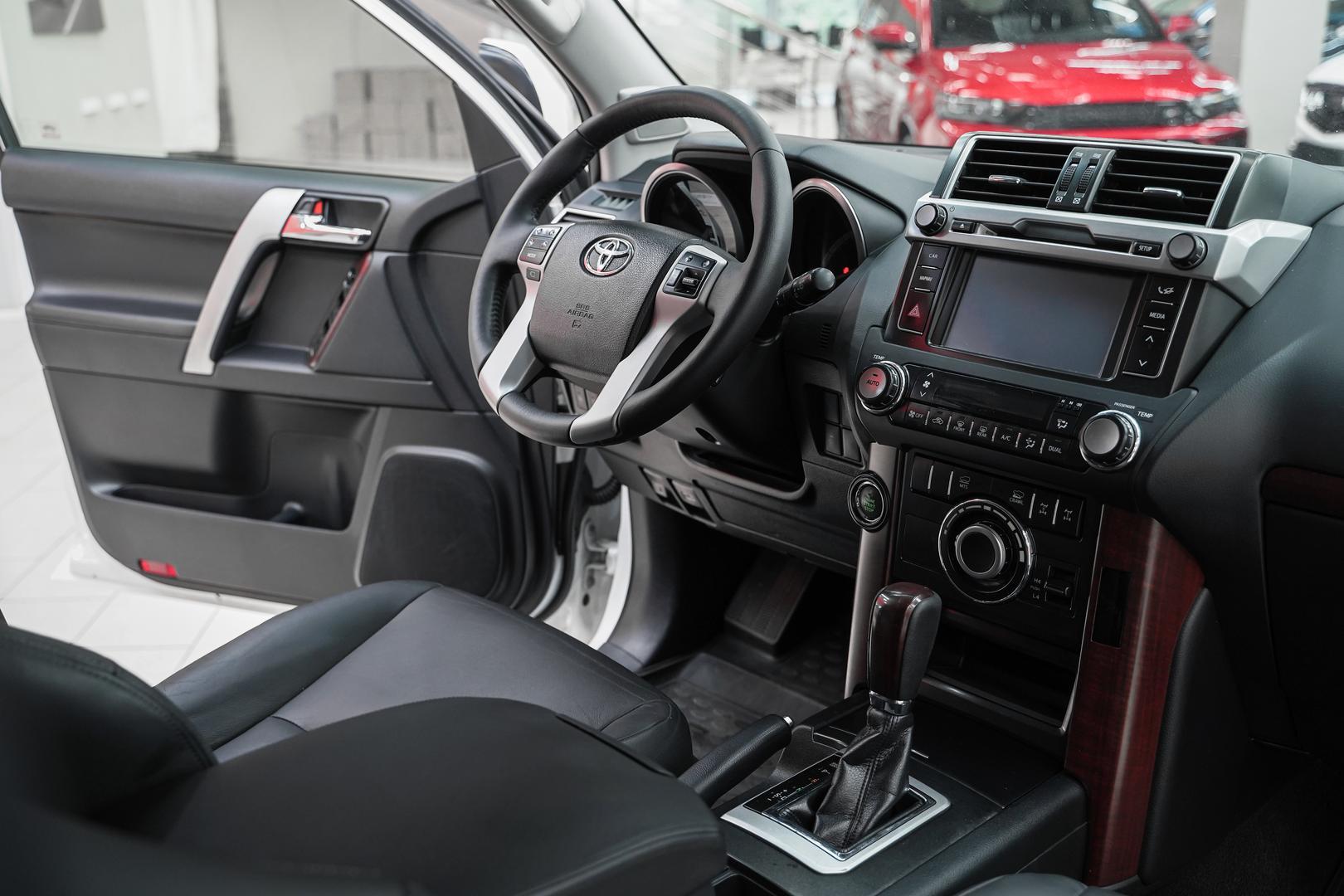 Toyota Land Cruiser Prado 2014, белый, ДЦ Орехово