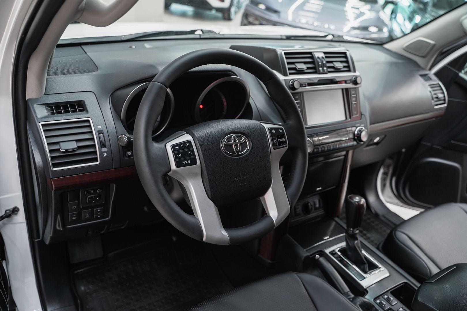 Toyota Land Cruiser Prado 2014, белый, ДЦ Орехово