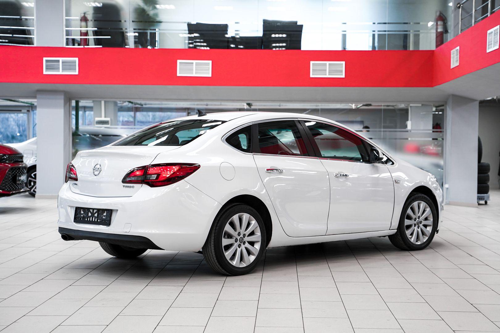 Opel Astra 2013, белый, ДЦ Орехово