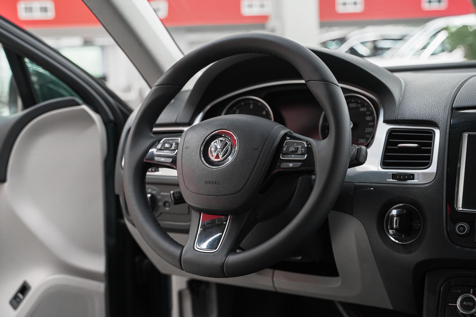 Volkswagen Touareg 2011, зеленый, ДЦ Орехово
