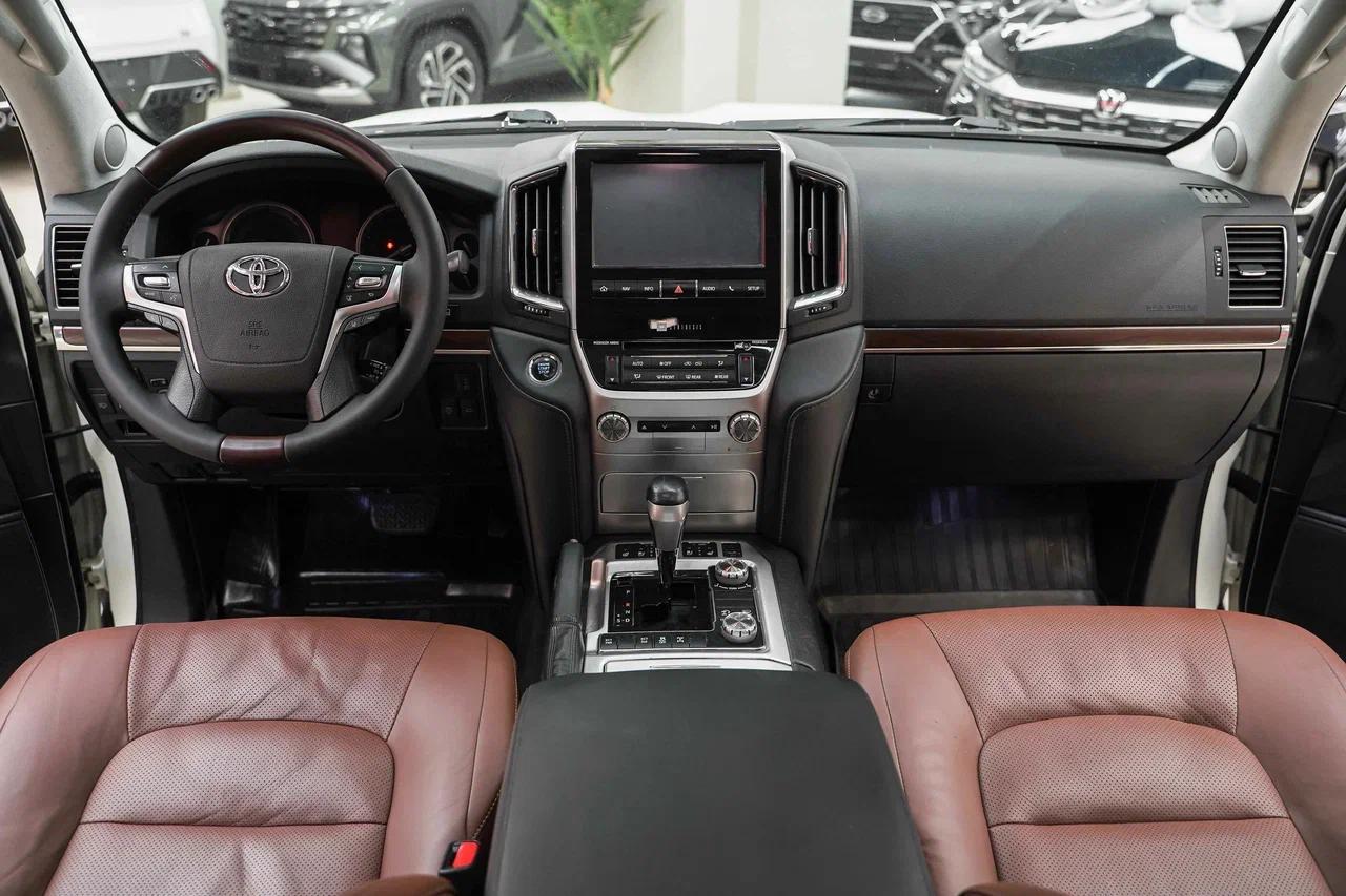 Toyota Land Cruiser 2015, белый, ДЦ Орехово