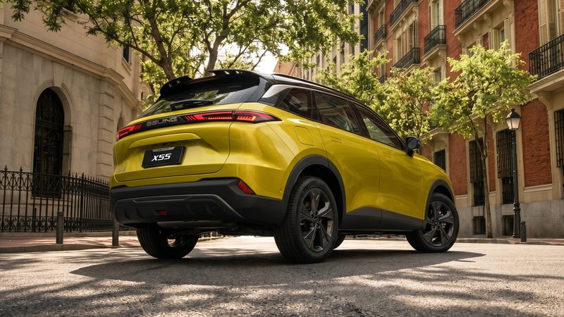 BAIC X55 на городской улице, вид сзади
