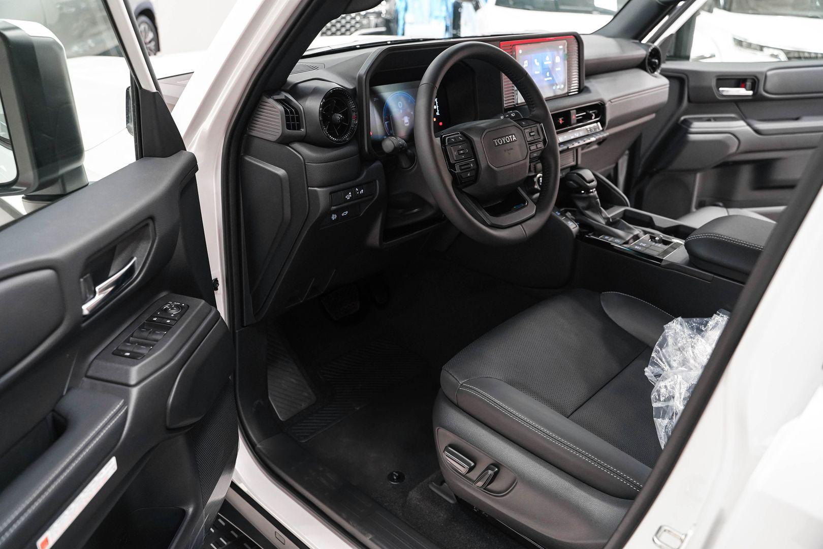 Toyota Land Cruiser Prado 2024, белый, ДЦ Орехово