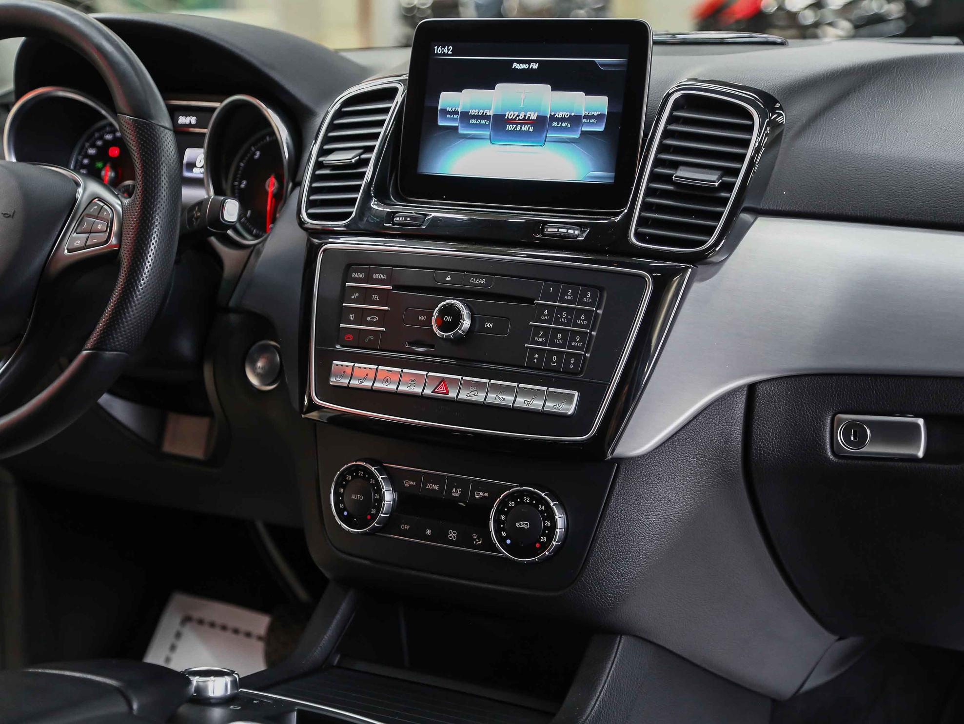 Mercedes-Benz GLE 2016, белый, ДЦ Орехово