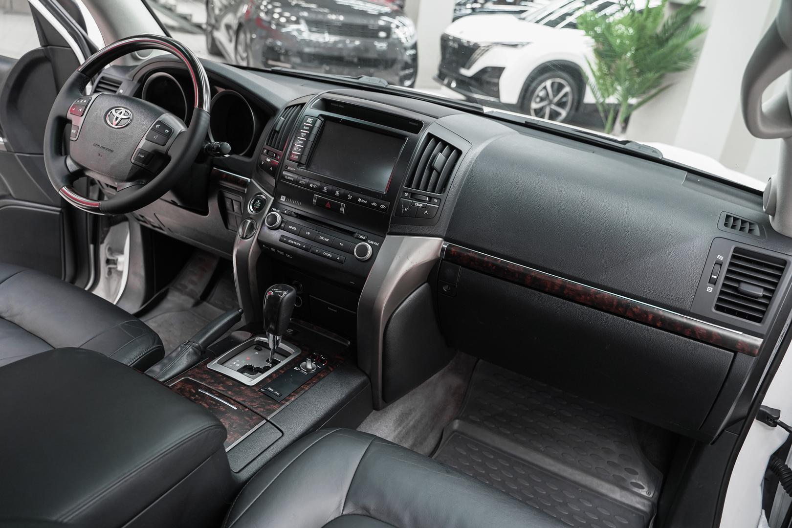 Toyota Land Cruiser 2011, белый, ДЦ Орехово