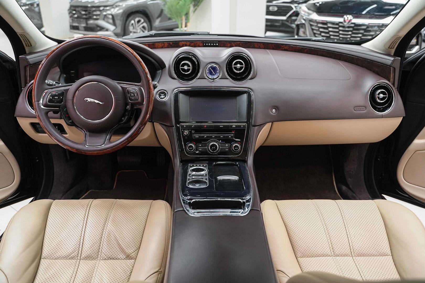 Jaguar XJ 2011, коричневый, ДЦ Орехово