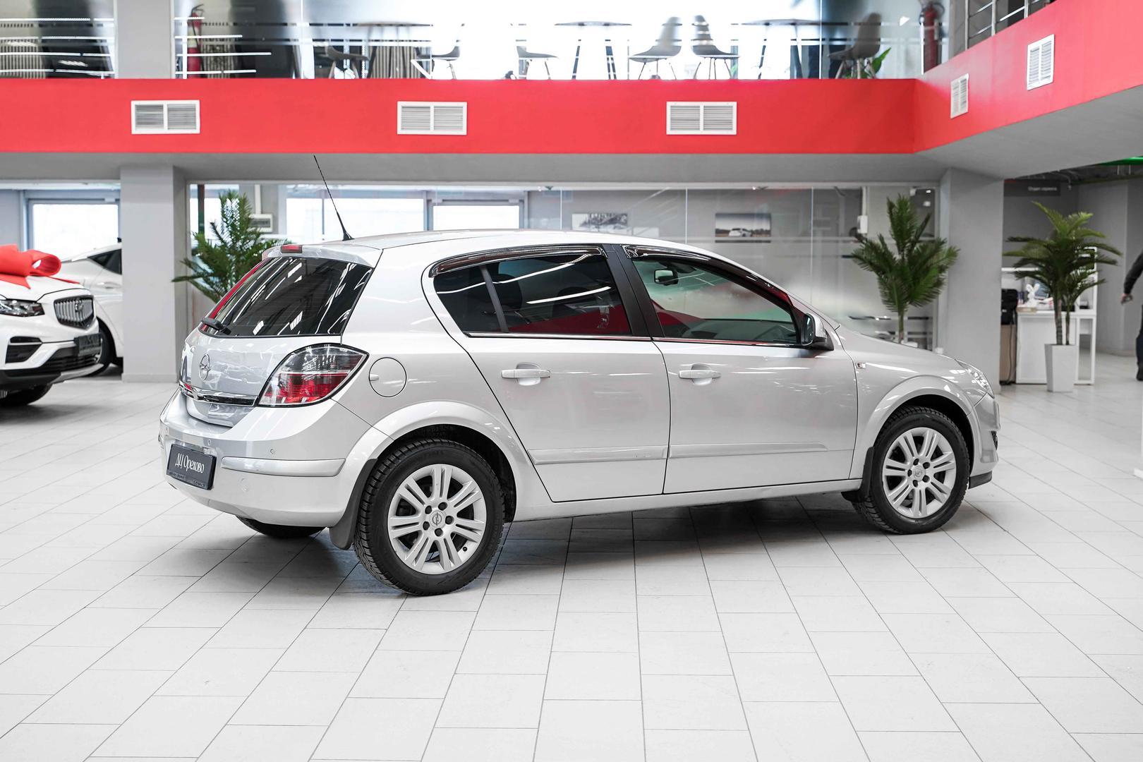 Opel Astra 2011, серебряный, ДЦ Орехово