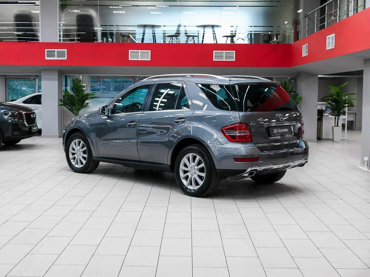 Mercedes-Benz M-Класс 2010, серый, ДЦ Орехово