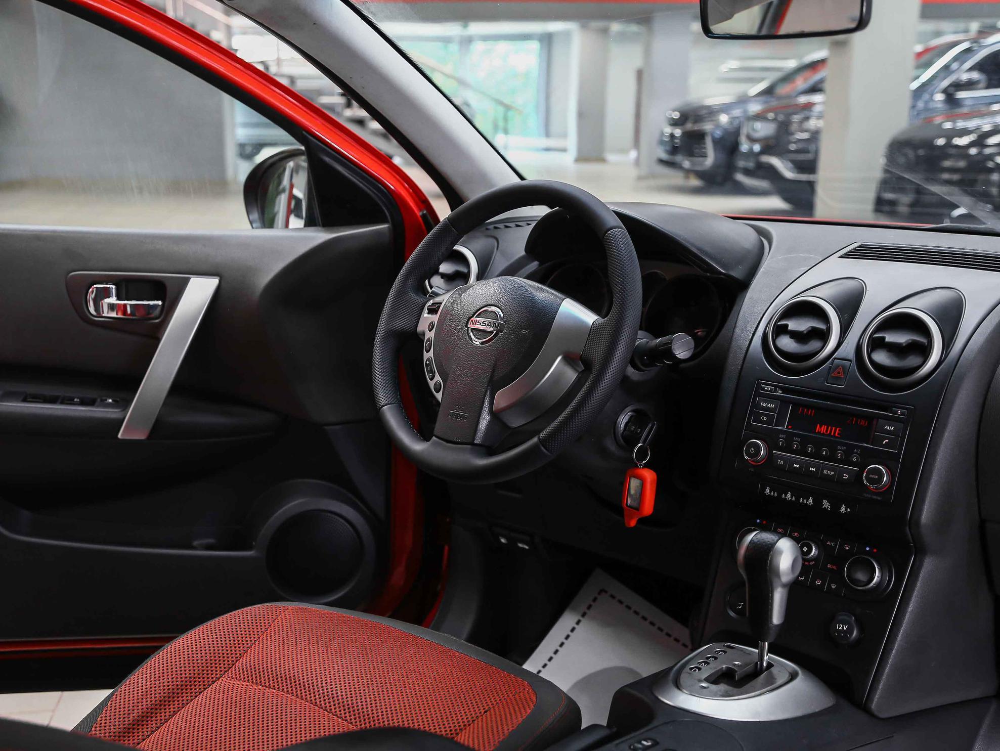 Nissan Qashqai 2008, красный, ДЦ Орехово