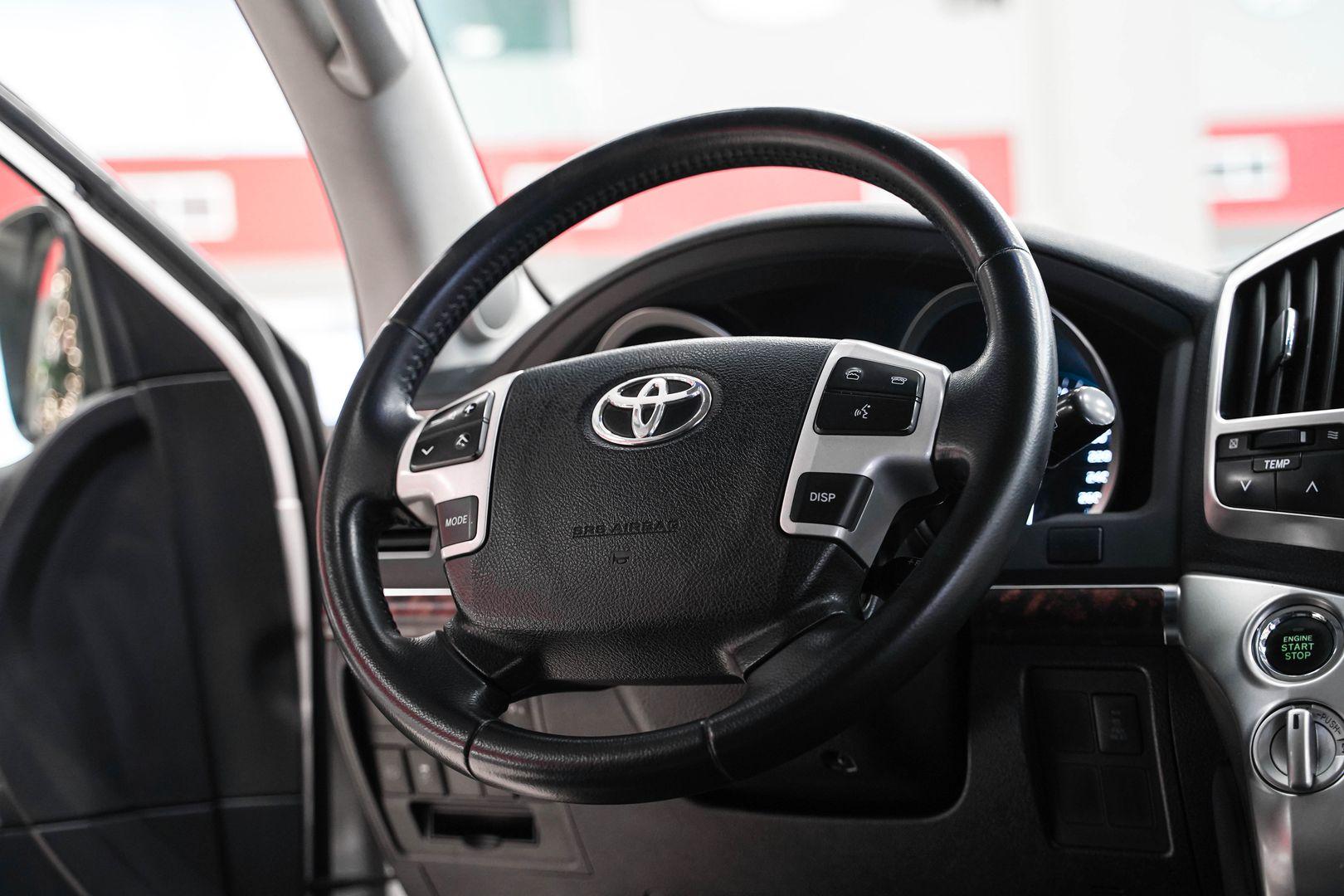 Toyota Land Cruiser 2014, белый, ДЦ Орехово