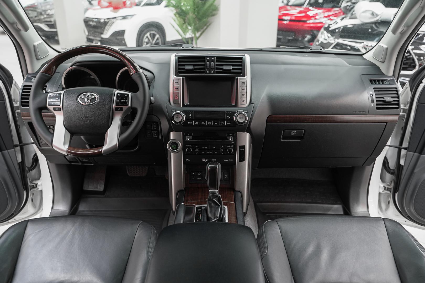 Toyota Land Cruiser Prado 2011, белый, ДЦ Орехово