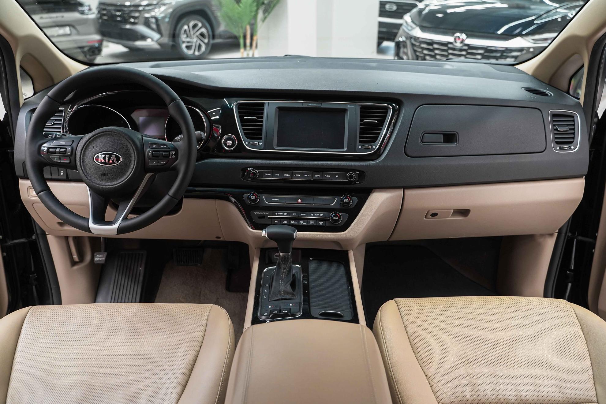 Kia Carnival 2016, черный, ДЦ Орехово