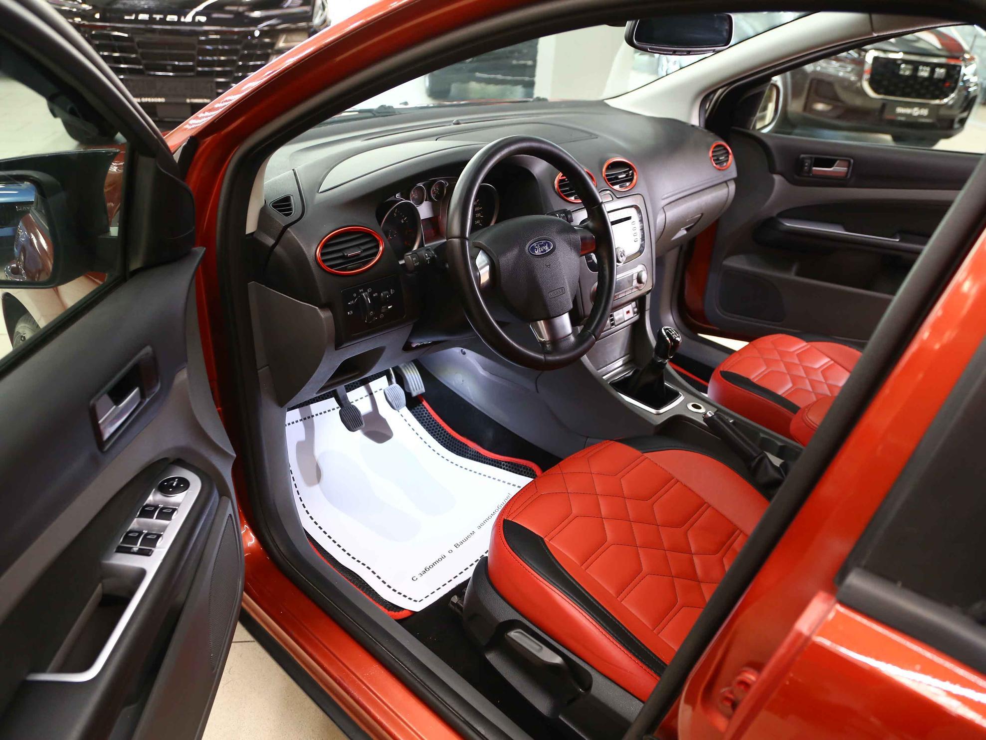 Ford Focus 2008, красный, ДЦ Орехово