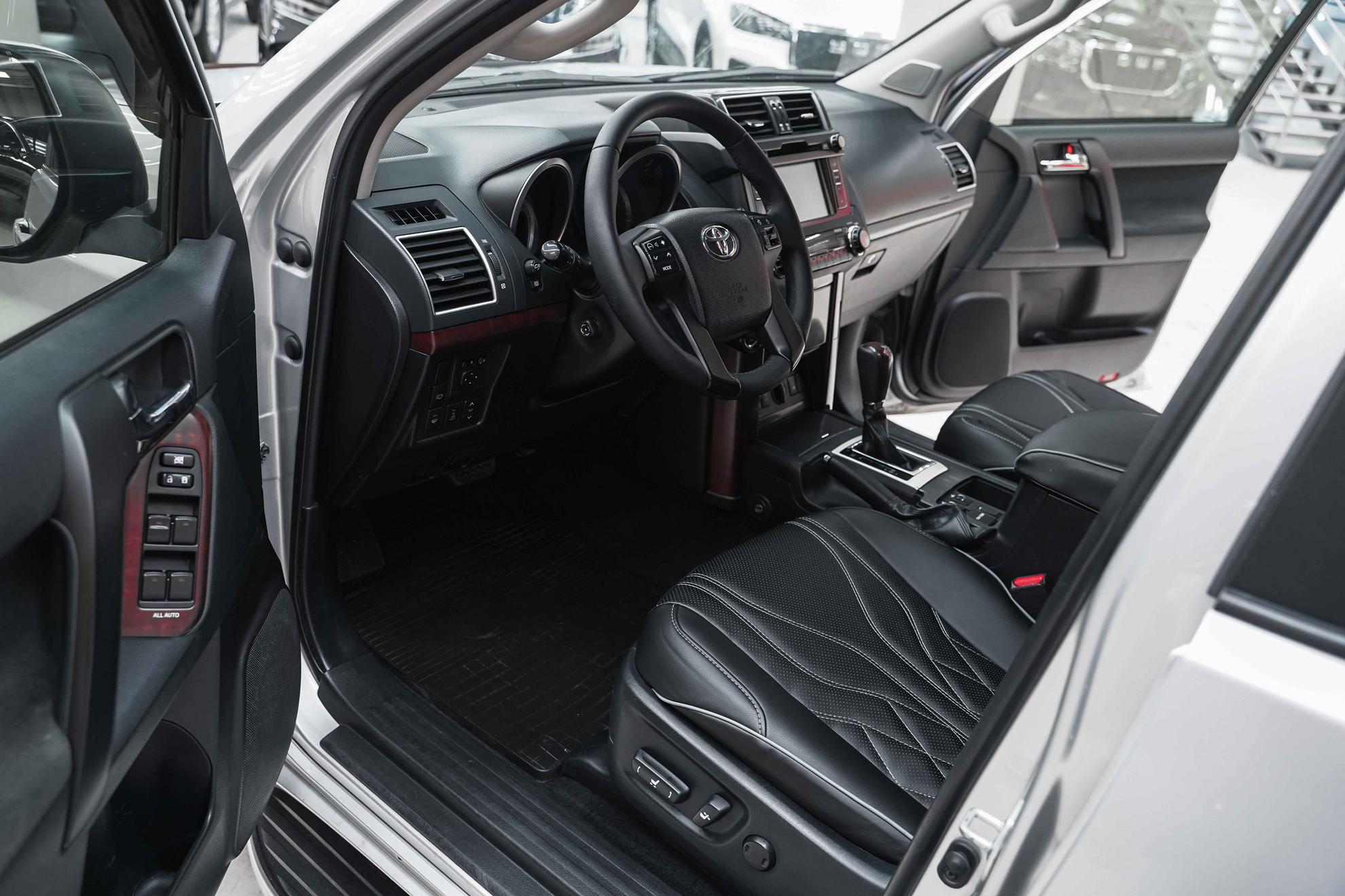 Toyota Land Cruiser Prado 2015, серебряный, ДЦ Орехово