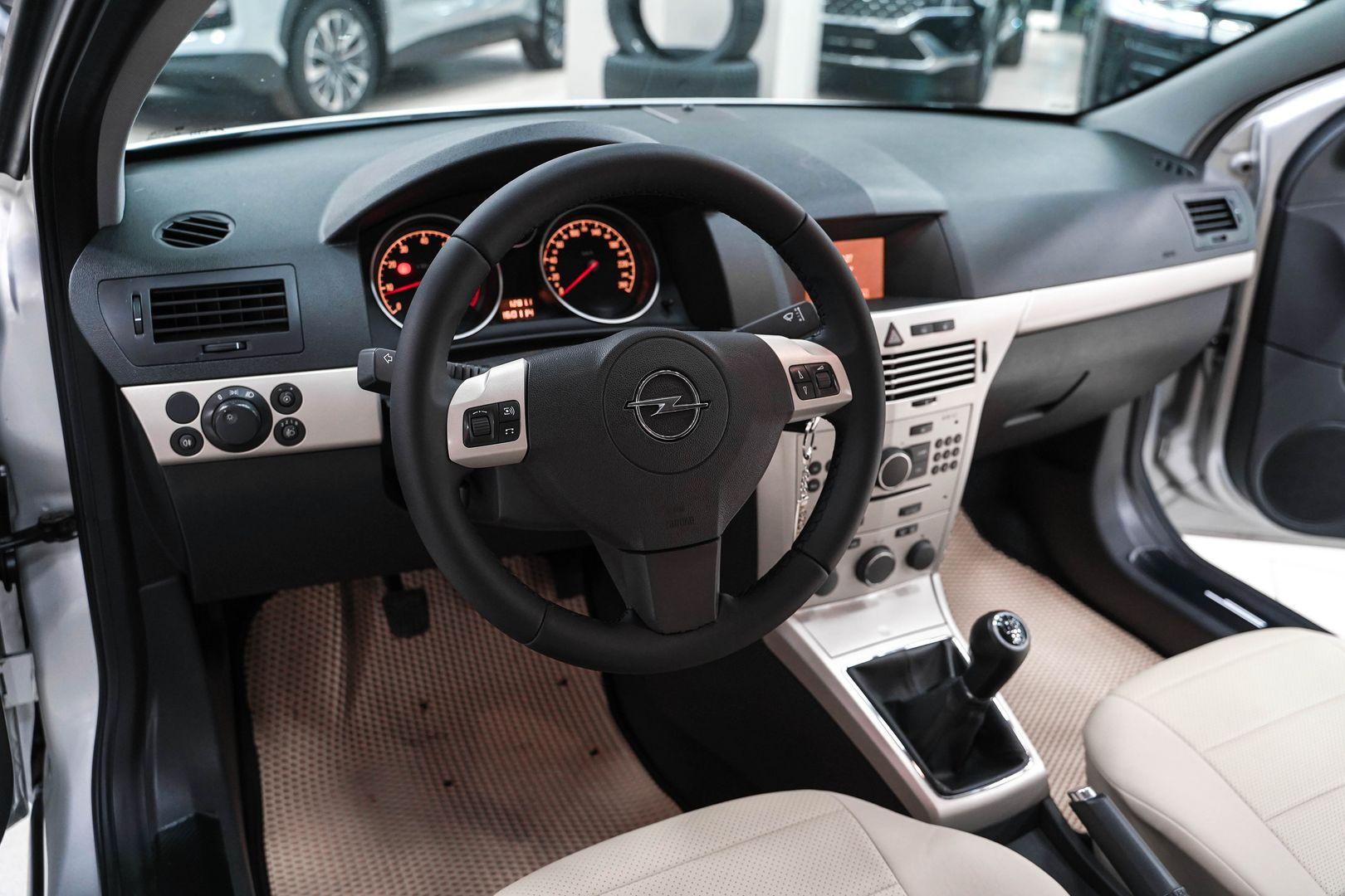 Opel Astra 2008, серебряный, ДЦ Орехово